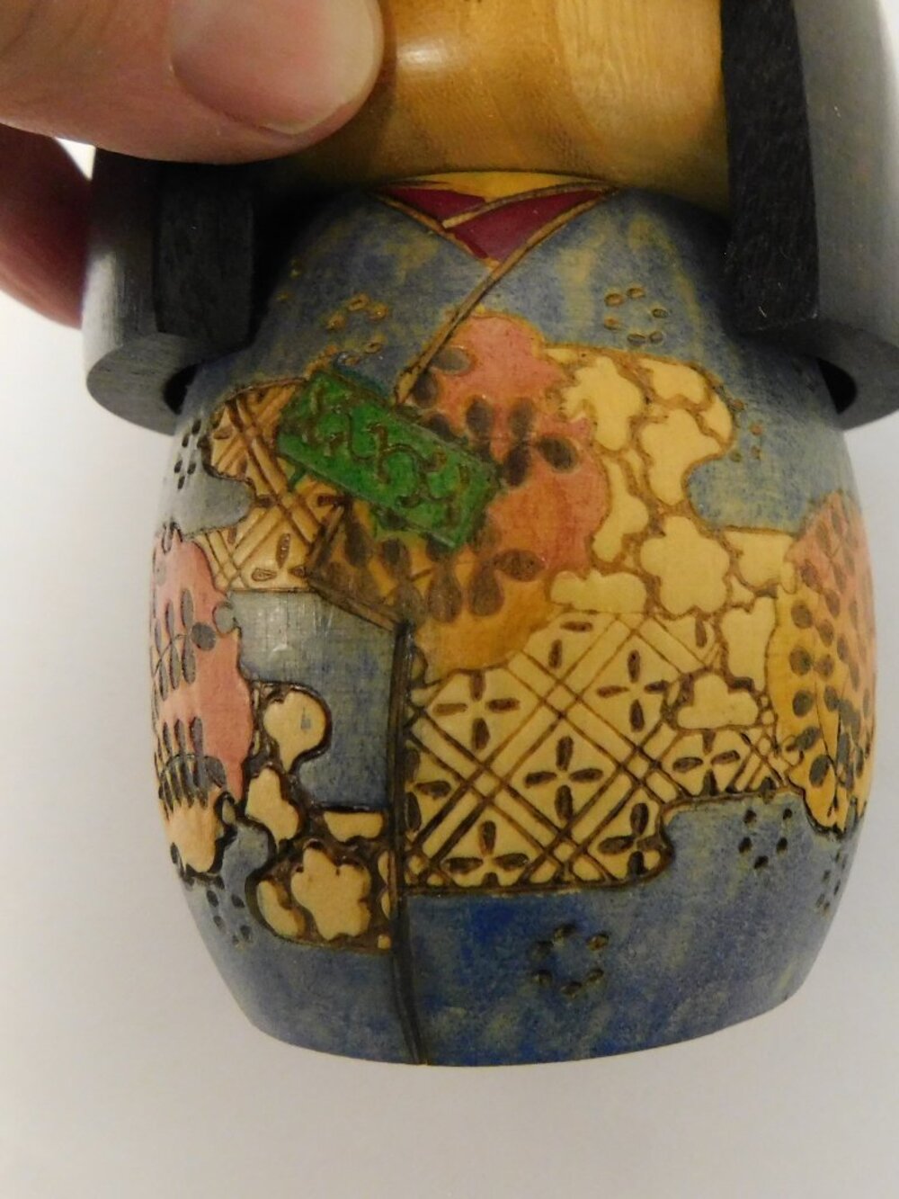 Vintage Japanese Kokeshi Doll Red Stamp Signature Carved Inlaid Design 5" - Picture 4 of 7